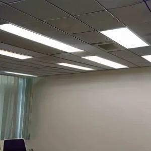 Замена устаревших люминесцентных ламп в потолках "Армстронг" на LED-панели: точный расчет сроков окупаемости модернизации освещения в коммерческих офисах